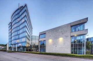 Mechelen Business Tower is een prestigieus kantorengebouw met een schitterende zichtlocatie langsheen de E19 Antwerpen - Brussel.<br />Oppervlakte: 601 m².<br />Overdekte parkeerplaats: 1.000 €/plaats/jaar.<br />Parking buiten: 450 €/plaats/jaar.