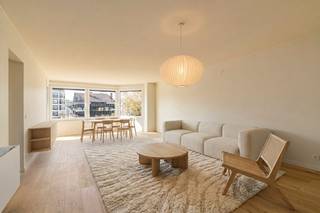 À la recherche d'un appartement prêt à emménager dans un emplacement de premier choix à Heist ? Cet appartement magnifiquement rénové se trouve sur la très prisée avenue Graaf D'ursellaan, à distance de marche de la mer et de la place des Héros. Grâce à son emplacement exceptionnel, vous pourrez profiter d'un environnement de vie agréable avec un accès facile aux transports en commun et à toutes les commodités offertes par Heist.<br /><br />L'appartement a été entièrement rénové avec confort et qualité à l'esprit, et dispose d'un espace de vie particulièrement spacieux et lumineux, d'une cuisine moderne, de deux chambres à coucher complètes et de pas moins de deux terrasses. À l'avant, vous pourrez profiter d'une terrasse ensoleillée avec une vue dégagée, tandis que la terrasse exceptionnellement spacieuse à l'arrière constitue un atout supplémentaire et un espace extérieur agréable.<br /><br />Sur le plan énergétique et technique, l'appartement offre également un grand confort. Le chauffage est assuré par une pompe à chaleur et des vitrages performants ont été installés partout. Le beau parquet confère en outre une ambiance chaleureuse et élégante.<br /><br />Un appartement exceptionnellement complet dans un emplacement exceptionnel, idéal comme résidence permanente, résidence secondaire ou investissement intéressant sur la côte belge.<br /><br />Disposition :<br /><br />- Hall d'entrée avec des armoires vestiaires pratiques,<br />- Toilettes invités,<br />- Espace de vie spacieux et lumineux avec coin salon et salle à manger confortable,<br />- Cuisine entièrement équipée avec tout le confort moderne,<br />- Terrasse ensoleillée à l'avant avec une vue dégagée,<br />- Espace de rangement pratique avec raccordement pour machine à laver,<br />- Salle de bains avec douche à l'italienne, lavabo et toilettes,<br />- Première chambre spacieuse avec placards encastrés,<br />- Deuxième chambre spacieuse avec placards encastrés,<br />- Terrasse exceptionnellement spacieuse à l'arrière,<br /><br />Une opportunité unique pour ceux qui recherchent un appartement spacieux et entièrement rénové avec un espace extérieur exceptionnel dans l'un des endroits les plus agréables de Heist.<br /><br />Intéressé ? Contactez-nous dès aujourd'hui et découvrez ce magnifique appartement.