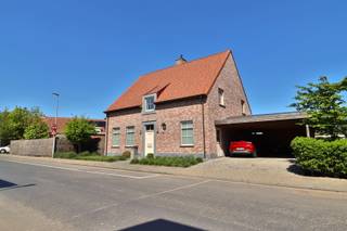 OPEN GEZINSWONING GELEGEN OP EEN ZALIG UITGESTREKT PERCEEL De woning staat perfect in orde, straalt een warme gezelligheid uit en komt aanzetten met...