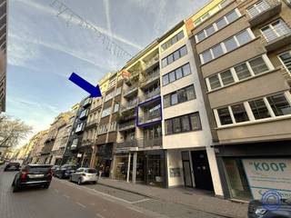 <p><span>Information chambre d'étudiant/studio</span></p><p><span>Studio entièrement meublé avec terrasse, situé au 2ème étage avec ascenseur ! Espace de vie spacieux et lumineux avec accès direct à la terrasse orientée à l'ouest (soleil du soir). L'espace de vie dispose d'une cuisine ouverte avec îlot de cuisson, équipée d'une plaque de cuisson électrique, d'une hotte, d'un micro-ondes, d'un réfrigérateur avec compartiment congélateur séparé, etc. Situation très centrale à Anvers avec plusieurs cafés et restaurants branchés, magasins, etc. accessibles à pied ! Interphone disponible. Frais mensuels : 50 EUR (entretien et consommation de l'ascenseur et des parties communes). Ne manquez pas cette opportunité et contactez-nous rapidement à</span><span> info@ccimmo.be !</span></p><p><span> </span></p><p><span>Aménagement</span></p><ul><li><span>Espace de vie confortable avec beaucoup de lumière à travers les larges fenêtres.</span></li><li><span>Depuis l'espace de vie, vous avez accès à la terrasse confortable orientée à l'ouest (soleil du soir).</span></li><li><span>Cuisine équipée avec îlot de cuisson sur sol carrelé, comprenant une plaque de cuisson électrique, une hotte, un micro-ondes, un réfrigérateur/congélateur et un évier.</span></li><li><span>Salle de bain pratique avec douche, WC, meuble lavabo et armoire encastrée.</span></li><li><span>Rideaux et éclairage fournis.</span></li><li><span>Pas de branchement pour la machine à laver.</span></li></ul><p><span> </span></p><p><span>Autres's</span></p><ul><li><span>Nouvelle climatisation avec pompe à chaleur, pour le chauffage et le refroidissement.</span></li><li><span>Entièrement meublé.</span></li></ul><p><span> </span></p><p><span>Informations sur la location</span></p><ul><li><span>Prix de location : 750 euros.</span></li></ul><ul><li><span>Frais généraux : 50 EUR/mois pour l'entretien de l'ascenseur et la consommation des parties communes.</span></li></ul><ul><li><span>Consommation : compteurs individuels pour l'eau, le gaz et l'électricité.</span></li></ul><ul><li><span>Disponibilité : à convenir.</span></li></ul><ul><li><span>Dépôt de garantie : 3 mois.</span></li></ul><p><span> </span></p><ul><li><span>Établissement du descriptif de l'immeuble entrant 100 EUR HT.</span></li><li><span>Établissement de l'inventaire 100 EUR hors TVA.</span></li><li><span>Police incendie à souscrire par le locataire.</span></li></ul><p><span> </span></p><p><span>Immeuble</span></p><ul><li><span>Immeuble comprenant 2 magasins au rez-de-chaussée et 5 étages avec un total de 20 studios's/appartements.</span></li></ul><ul><li><span>Interphone présent.</span></li><li><span>Ascenseur présent.</span></li></ul><p><span> </span></p><p><span>Situation</span></p><ul><li><span>Situé à proximité de la Mechelseplein et de la Theaterplein.</span></li><li><span>A quelques pas de la Theaterplein, du Leopoldplaats, des supermarchés, ...</span></li><li><span>Plusieurs cafés, restaurants et magasins sympathiques dans les environs immédiats.</span></li><li><span>Transports en commun devant la porte.</span></li><li><span>MOBISCORE : 9.7/10</span></li></ul><p><span> </span></p><p><span>*Les informations contenues dans ce prospectus sont données à titre indicatif : les candidats locataires doivent faire leur affaire personnelle de l'obtention, de la vérification et de l'interprétation de ces informations.</span></p>