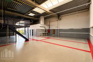 <strong>KMO-unit van 205 m²</strong> met een <strong>ingerichte kantoren 267 m² op toplocatie!</strong><br /><br />De <strong>opslagruimte</strong> met een vrije hoogte van <strong>5m</strong> is toegankelijk via een<strong> automatische sectionale poort</strong> (3m B x 4m H) en beschikt over een afzonderlijke toegangsdeur. De unit is hiernaast volledig geïsoleerd, uitgerust met CV op gas (aerothermen) en heeft een polybetonvloer met een draagkracht van <strong>3 T/m².</strong> Verder is de opslagruimte uitgerust met LED-verlichting en een lichtstraat met rookluik. <br /><br />De kantoorruimtes zijn gelegen op de gelijkvloerse verdieping en zijn uitgerust met moderne technieken zoals een kitchenette, TL/LED-verlichting, ventilatiesystemen, een warmtepomp en airco die zowel kan verwarmen als koelen. Verwarming gebeurt hiernaast ook via een recente gasketel.<br /><br />Het pand bevindt zich in het kwalitatieve <strong>Sphere Business Park te Zellik.</strong> Uitstekend gelegen langsheen de bedrijvige Pontbeeklaan (N9) met een directe en vlotte ontsluiting naar de R0, E19, E40 en de A12. Gebouw beschikt hiernaast over<strong> 7 privatieve parkeerplaatsen,</strong> wat zorgt voor extra comfort en een vlotte bereikbaarheid voor personeel en klanten.<br /><br />Aarzel niet en contacteer<strong> PANORAMA B2B</strong> voor bijkomende inlichtingen, plannen of een plaatsbezoek <strong>0477 09 00 09</strong>.