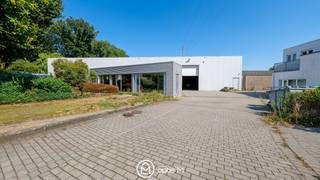 Goed gelegen verwarmd magazijn met kantoor aan het industrieterrein van Paal-Beringen.<br />Centraal gelegen nabij de autostrade.<br /><br />KANTOOR (+/- 44m2):<br />Open bureelruimte met veel lichtinval aan de voorzijde met aparte ingang en met doorgang naar het magazijn.<br />Kenmerken:<br />- kitchenette<br />- systeemplafond met verlichting<br />- voorziening alarm<br />- apart toilet met handwasbakje<br />- verwarming op aardgas met radiatoren<br /><br />VERWARMD MAGAZIJN (+/- 478 m2) opgesplits in +/- 328 m2 en een lager gelegen gedeelte achteraan van +/- 150 m2:<br />Magazijn vooraan (328 m2):<br />- met automatische sectionaalpoort (hoogte: 4,5m),<br />- betonvloer<br />- warmeluchtblazer op aardgas<br />- drijfkracht aanwezig,<br />- vrije hoogte: 5,50m<br /><br />Magazijn achteraan (+/- 150 m2):<br />- bereikbaar via enkele tredes<br />- hoogte tussen 4,50 m en 3,80 m.<br />- betonvloer<br /><br />Onroerende voorheffing is ten laste van de huurder.<br />Onkosten voor het groenonderhoud zijn inbegrepen in de huurprijs.<br /><br />Beschikbaar vanaf oktober 2026.<br /><br />Benieuwd? Contacteer ons voor meer info of een bezoek.<br />Optie M vastgoed I 011/23 11 01 I lize@optie-m.be<br />
