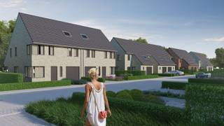 INDELING VAN DE WONING<br /><br />GELIJKVLOERS<br /><br />- Inkomhal- Gastentoilet- Leefruimte met open keuken- Trap naar boven- Berging- Inpandige garage<br />EERSTE VERDIEP<br /><br />- Nachthal met zolderluik- Badkamer met toilet- 4 slaapkamers- Berging<br />ZOLDERVERDIEP<br /><br />- Zolderruimte