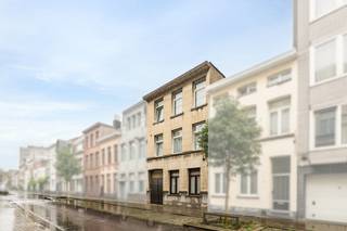 <p>Grote woning in een opkomende buurt tussen Zurenborg en de Turnhoutsebaan.</p>
<p>Deze gesloten bebouwing in Borgerhout biedt een uitzonderlijke bewoonbare oppervlakte van maar liefst 342 m² en tal van mogelijkheden voor grote gezinnen, co-housing of een combinatie van wonen en werken. Momenteel is het gebouw ingericht als opbrengsteigendom met 3 appartementen en een studio. Dankzij de centrale ligging geniet je van een vlotte verbinding naar winkels, scholen en openbaar vervoer, terwijl de levendige buurt volop in ontwikkeling is. De solide constructie vormt een sterke basis voor wie op zoek is naar een woning met karakter en potentieel. Met 7 slaapkamers, meerdere badkamers en diverse leefruimtes beschikt dit huis over een bijzonder veelzijdige indeling. De koer zorgt bovendien voor een aangename buitenruimte midden in de stad.</p>
<p> </p>
<p>Belangrijkste ruimtes:<br />• Ruime living (27,24 m²) met veel mogelijkheden als centrale leefruimte<br />• Drie keukens (12 m², 10 m² en 9 m²) geschikt voor grote gezinnen of multifunctioneel gebruik<br />• 7 slaapkamers met diverse oppervlaktes<br />• Drie badkamers, praktisch verdeeld over de woning<br />• Koer/patio (19 m²) als aangename buitenruimte<br />• Garage (26,75 m²) met plaats voor wagen en extra stockage<br />• Berging (4,54 m²) voor extra opbergruimte<br />• Kelder (12 m²)</p>
<p> </p>
<p>Troeven:<br />• Enorme bewoonbare oppervlakte van 342 m²<br />• Centrale ligging tussen Zurenborg en de Turnhoutsebaan<br />• Solide constructie met eindeloos veel mogelijkheden</p>
<p> </p>
<p>Neem vandaag nog contact op met je ERA-makelaar voor een bezoek.</p>
<p>JOUW DROOMHUIS. ZO GEVONDEN!</p>