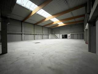 Welgelegen bedrijfsgebouw bestaande uit een opslagruimte van 2.120 m² met 122 m² mezzanine, 871 m² kantoren en 600 m² buitenstockage te huur op...