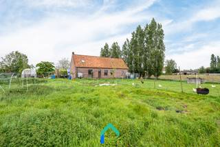 Ligging<br />Deze te renoveren hoeve is gelegen in de Keukelstraat 49 te Wingene, op een bijzonder rustige en groene locatie. De omgeving wordt gekenmerkt door uitgestrekte velden en open landschappen, waardoor u hier kan genieten van een echt landelijk en vrij gevoel. <br /><br />Algemeen<br />Dit renovatieproject biedt een unieke opportuniteit voor wie op zoek is naar een charmante hoeve met veel potentieel op een mooi en ruim perceel. De woning is omringd door groen en beschikt over een ruime tuin, ideaal voor wie houdt van privacy en buitenleven. Naast de woning bevindt zich een grote schuur, die mits renovatie tal van mogelijkheden biedt zoals opslag of hobbyruimte.<br /><br />Indeling<br />Binnenin is de woning praktisch ingedeeld. Via de inkomhal heeft u toegang tot de verschillende ruimtes. Aan de ene kant van de hal bevindt zich de keuken, met daarnaast een aparte keukenruimte en aansluitend toegang tot de badkamer. Aan de andere kant van de gang zijn er twee slaapkamers op het gelijkvloers. In de hal bevindt zich eveneens de trap naar de eerste verdieping, waar nog drie bijkomende slaapkamers terug te vinden zijn. In totaal beschikt de woning dus over vijf slaapkamers, wat het geheel bijzonder ruim maakt.<br /><br />Troeven<br />-Unieke landelijke ligging in een groene omgeving<br />-Ruim perceel met veel privacy<br />-Grote schuur met tal van mogelijkheden<br />-Interessant renovatieproject met veel potentieel<br /><br />Bent u op zoek naar een unieke kans om landelijk te wonen, waar u bovendien de woning volledig naar uw eigen smaak en stijl kan vormgeven? Dan is dit renovatieproject in Wingene zeker een bezoek waard. Contacteer snel Loucka en ontdek hoe deze charmante hoeve uw nieuwe thuis kan worden.<br /><br />T: 0469 44 27 57<br />M: loucka@gentill.be