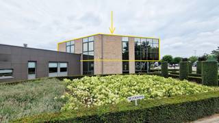 Op het bloeiende industrieterrein Kanaal-Noord bieden wij deze bedrijfsruimte aan. <br />Gelegen op het bedrijventerrein van de firma Goijens beschikt u over de volledige bovenverdieping van het kantoorgebouw. <br />U heeft aan de rechterkant van het gebouw een afzonderlijke ingang met bijhorende parkeerplaatsen, als onderdeel van een verzorgd geheel. Het aantal beschikbare parkeerplaatsen kan in onderling overleg worden vastgelegd. <br /><br />INDELING:<br />Gelijkvloers:<br />- inkomhal<br /><br />Verdieping 1 (±190m²):<br />- trappenhal<br />- algemene gang<br />- 2x bureelruimte<br />- magazijn / bureel: momenteel gebruikt als archiefruimte. Wanneer dit niet gehuurd wordt wordt er op het totaalbedrag een korting van 50 EUR / maand toegekend<br />- ruime kitchenette<br />- badkamer met volledige uitrusting en toilet<br />- opbergruimte<br /><br />ALGEMEEN:<br />- beschikbaarheid: januari 2027 / eerder in overleg<br />- geen bijkomende vaste kosten<br />- kosten nutsvoorzieningen ten laste huurder<br />- huurprijs exclusief BTW<br />- airco-installatie aanwezig <br /><br /><br />