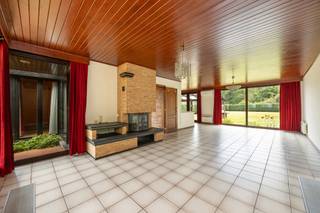 Dit charmant landhuis met 3 slaapkamers is steeds goed onderhouden met aangename look & feel in een groene omgeving. Perfecte locatie, zeer rustig gelegen en toch vlakbij het centrum op een perceel van 1.597m².<br /><br />INDELING: Ruime inkomhal - Zeer lichtrijke leefruimte voorzien van houtkachel op beige tegelvloer -Vervolgens ruime open keuken met rechtstreeks toegang tot terras en tuin- Aanpalende berging - Op het gelijkvloers een slaapkamer op vinylvloer met badkamer voorzien van bad, douche, lavabomeubel en toilet. Verdieping 1 omvat 2 ruime slaapkamers en extra berging. Buiten: mooie tuin en grote garage/atelier alsook voldoende parkeergelegenheid op de oprit.<br /><br />BIJZONDERHEDEN: Woning op zeer gegeerde locatie - Garage ca.23m² - Asbestveilig - Stedenbouwkundige info in aanvraag - P&G score: A - EPC: 511 UC 3843786 - Beschikbaar bij akte<br />Meer info? Bel 03 361 51 51 of via info@yvesvanpelt.be