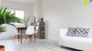 In an authentic 1930's building with beautiful architecture we find this cozy one bedroom apartment.The apartment is located in a beautiful corner...