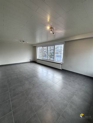 <p><span>Verzorgd appartement (92 m²) met 2 slaapkamers en terras in Borgerhout.</span></p><p><span> </span></p><p><span>Het pand behaalt een goede mobiliteitsscore dankzij de centrale ligging op de Dokter van De Perrelei vlak aan de af-/oprit van de snelweg. Je hebt de keuze tussen verschillende openbare vervoersmogelijkheden op wandelafstand en met de wagen bereik je de snelweg in slechts enkele minuten. Aan winkels en supermarkten is er geen gebrek in de nabije omgeving.</span></p><p><span> </span></p><p><span>De woning is gelegen op de tweede verdieping van een kleinschalig gebouw van 2 hoog. De vaste kosten bedragen 175 €/maand en omvatten koud/warm water, verwarming, onderhoud en elek. van de gemene delen en syndicus. </span></p><p><span> </span></p><p><span>Je komt binnen in de hal, die voor de verbinding zorgt tussen alle aanwezige ruimtes. Vooraan situeert zich de woonkamer met aparte keuken. De keuken is goed onderhouden en uitgerust met een kookvuur, dampkap, spoelbak, wasmachine, oven en frigo. Centraal in het appartement treffen we de badkamer met ligbad/douche en lavabo. Hiernaast is er nog een apart toilet. De 2 slaapkamers bevinden zich achteraan en vanuit de grootste heb je toegang tot het zuidwest-georiënteerde terras. Tot slot is er nog een private kelderberging. Voor meer info of een gratis schatting surf naar </span><span><span>www.hansimmo.be</span></span></p><p><span> </span></p>