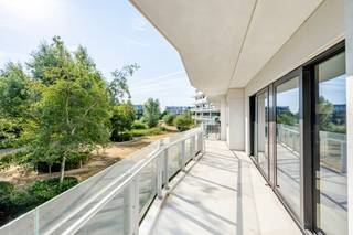 <strong>De Haan: moderne en lichtrijke assistentiewoning met 2 slaapkamers te koop in Residentie Zilverduin - De Haan.</strong><br /><br />Residentie Zilverduin is gelegen in een rustige en groene omgeving in De Haan. De ligging nabij de zee, de golf en het openbaar vervoer biedt de ideale setting om volledig tot rust te komen. Bovendien is de locatie vlot bereikbaar voor familie en vrienden.
<p>Een plek waar u zelfstandig en zorgeloos kunt wonen, met alle comfort van een rolstoeltoegankelijke assistentiewoning. Het zorgcomponent wordt aangeboden door de zorgorganisatie Emeis, bij wie je terecht kan voor tal van diensten, op maat van de klant. Bewoners van de residentie kunnen ook gebruik maken van de gemeenschappelijke ontmoetingsruimtes zoals het restaurant, de fitness...<br /><br /><strong>Indeling</strong></p>
Inkomhal, een moderne open keuken, een afzonderlijke berging, aansluitend een lichtrijke leefruimte omgeven met terrassen met zicht op groen, 2 slaapkamers met ingemaakte kasten, badkamer met aangepaste douche en wastafelmeubel. Verder beschikt het appartement nog over een privatieve kelderberging en een gemeenschappelijke fietsenstalling.<br /><br /><strong>Troeven</strong>
<ul><li>topligging</li><li>lichtrijke leefruimte</li><li>ruime terrassen met zicht op groen</li></ul>
Wenst u meer informatie of een bezoek ter plaatse? Contacteer Ilse vandaag nog op het nummer 0456 96 04 61.