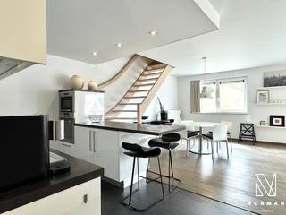 Welkom in dit duplexappartement gelegen op de eerste verdieping te Hulste.<br /><br />Bij het betreden van de woning kom je binnen in de inkomhal met apart gastentoilet. De inkomhal geeft, via de glazen deur, toegang tot de open en lichtrijke leefruimte met keuken. De keuken is uitgerust met kwalitatieve toestellen en alle hedendaagse comfort.<br />Verder is er op dit verdiep een technische ruimte die eveneens kan worden gebruikt als bergruimte en wasplaats.<br /><br />Op de tweede verdieping bevinden zich twee slaapkamers. De badkamer beschikt over een wastafel, douche en toilet. De volledige hal is voorzien van praktische maatwerkkasten, wat zorgt voor extra opbergruimte.<br />Vanuit de grootste kamer is er toegang tot het aangename terras.<br /><br />Tot slot hoort er bij dit appartement een grote staanplaats in de ondergrondse garage, alsook een extra bergruimte. Dit voor de prijs van 20.000 euro.<br /><br />PLUSPUNTEN:<br />+ Gunstig EPC (B)<br />+ Instapklaar<br />+ Kwalitatieve afwerking