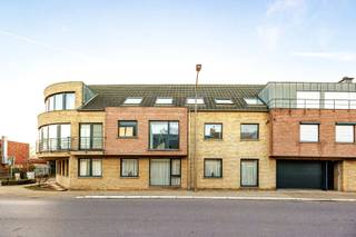 Een lichtrijk appartement waar je je meteen thuis voelt: op een boogscheut van het centrum van Stabroek, in een verzorgd gebouw van 2004 mét lift, vind je dit verrassend ruime en warme appartement op de eerste verdieping in een Residentie. Geen anonieme plek, maar een écht thuis waar licht, rust en comfort samenkomen.
Je komt binnen via een nette inkomhal met glazen deur, een eerste glimp van de open, uitnodigende sfeer die doorheen het hele appartement voelbaar is. De leefruimte baadt van ’s morgens tot ’s avonds in natuurlijk licht en is afgewerkt met een prachtige parketvloer die meteen warmte en elegantie uitstraalt.
De open keuken vormt het hart van de ruimte: ideaal voor wie graag kookt, ontvangt of simpelweg leeft met zicht op alles wat gebeurt. Aansluitend is er een praktische berging met aansluiting voor wasmachine, netjes uit het zicht.
Verder telt het appartement twee ruime slaapkamers, perfect voor een gezin, een thuiswerkplek of een hobbykamer. De moderne badkamer met inloopdouche, dubbele lavabo en spiegelkast is ruim en geeft je voldoende me-time. Het apart toilet maakt het comfort compleet.
Ook beneden is aan alles gedacht: een gemeenschappelijke fietsenstalling en een handige ruimte voor het vuilnis, zodat het gebouw verzorgd en praktisch blijft voor iedereen.

Waarom dit appartement je volgende thuis kan zijn:
•	Heerlijk lichtrijk en instapklaar
•	Bouwjaar 2004, mét lift
•	Energiezuinig en individueel bemeterd
•	Topligging nabij winkels, openbaar vervoer, scholen en autostrade
•	Twee volwaardige slaapkamers
•	Warme, uitnodigende leefruimte met parketvloer

Dit appartement is ideaal voor wie centraal wil wonen zonder in te boeten aan ruimte, comfort of rust. Zie jij jezelf hier al wonen? Neem vandaag nog contact op voor een bezoek: 03 568 03 03 of lauren@vastgoed03.be.
