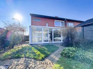Deze halfopen bebouwing is rustig gelegen in kindvriendelijke buurt en is ideaal als starterswoning voor jong gezin.<br /><br />Indeling:<br />Inkom met gastentoilet en traphall, ingerichte keuken met aparte berging en toegang tot de ruime veranda die voorzien is met zonnewering.<br />Lichtrijke zongerichte living met natuurstenen vloer en gashaard. Ruime garage met alle nutsvoorzieningen en automatische poort.<br />Op het verdiep hebben we drie slaapkamers en badkamer met ligbad en lavabo in meubel en extra toilet.<br />Er is ook nog een ruime bergzolder en de tuin is voorzien van een tuinhuis.<br />De woning is voorzien van zonnepanelen en een conforme elektriciteitskeuring.<br /><br />Troeven:<br />- Conform gekeurde elektriciteit<br />- Energiezuinig EPC label B<br />- lichtrijke en instapklare woning<br />- Kindvriendelijke buurt<br />- Rustige buurt<br /><br />Voor meer info of bezoek contacteer Jurgen via jurgen@immax.be of 0493/330553