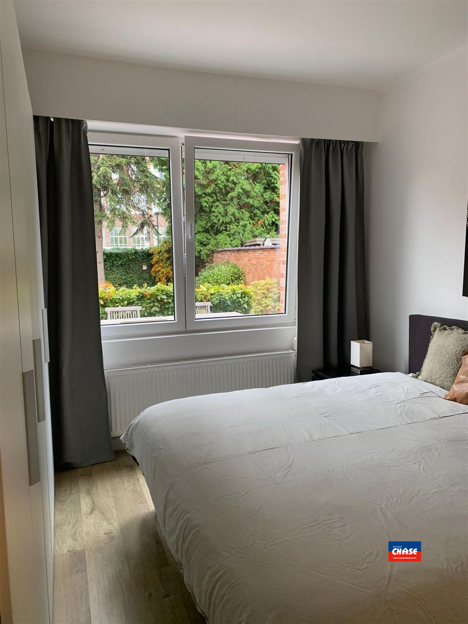 Sfeervol gerenoveerd gelijkvloers appartement met mooie tuin - foto 4