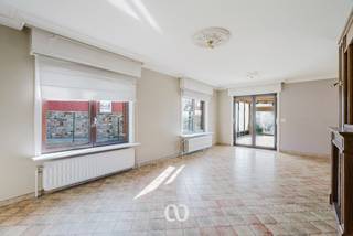 Ben jij op zoek naar een bijzonder ruime villa met een prachtig uitzicht over de omgeving van Oudenaarde? Gevonden!<br /><br />De unieke ligging op een heuvel in de Vlaamse Ardennen, de grote bruikbare oppervlakte van maar liefst 345 m² en het indrukwekkende uitzicht over het omliggende groen zijn maar enkele van de vele troeven die deze woning te bieden heeft.<br /><br />INDELING:<br /><br />GLV:<br />Je komt de woning binnen via de inkomhal. Van hieruit heb je toegang tot de ruime leefruimte die aansluit op een lichtrijke veranda met dakterras, waar je kan genieten van het mooie uitzicht over de streek. Verder bevinden zich op het gelijkvloers ook nog een aparte keuken, een eerste slaapkamer en een badkamer.<br /><br />1eV:<br />Op het eerste verdiep kom je boven in de nachthal. Van hieruit heb je toegang tot vier volwaardige slaapkamers.<br /><br />KELDER:<br />De woning beschikt over een volledige onderkeldering, wat zorgt voor heel wat extra bergruimte en plaats voor onder andere een wasruimte of hobbyruimte.<br /><br />Lijkt deze woning wel iets voor jou? Aarzel dan zeker niet en contacteer ons vandaag nog voor een bezoek!