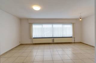 <p>Deze woning is gunstig gelegen, nabij het station van Muizen. </p><p>Iets verderop aan de Leuvensesteenweg of in het centrum van Bonheiden kan u terecht voor winkels, supermarkten en scholen.</p><p></p><p><strong>Gelijkvloers</strong><br />De woning beschikt over een aangename leefruimte van ongeveer 25 m² waar zithoek en eetplaats mooi in elkaar overlopen. Aansluitend bevindt zich de keuken die praktisch is ingericht en vlot bereikbaar is vanuit de leefruimte. Vanuit de keuken heb je toegang tot de veranda, die zorgt voor extra licht en een aangename overgang naar de buitenruimte. Verder is er op het gelijkvloers een apart toilet en een praktische berging aanwezig. De inkomhal zorgt voor een logische circulatie tussen de verschillende ruimtes.</p><p></p><p><strong>Verdiep 1</strong><br />Op de eerste verdieping bevinden zich drie slaapkamers van verschillende groottes. Daarnaast is er een badkamer met bad en wastafel. De nachthal verbindt alle ruimtes op een comfortabele manier.</p><p></p><p><strong>Kelder</strong><br />De woning beschikt over een ruime kelderverdieping met meerdere kelderruimtes. Deze bieden tal van mogelijkheden als opslag, hobbyruimte of extra werkruimte.</p><p></p><p>Deze woning in Mechelen biedt een praktische indeling met voldoende ruimte en comfort. Dankzij de veranda, drie slaapkamers en ruime kelder is dit een ideale gezinswoning met extra mogelijkheden.</p><p></p><p>✅ Drie slaapkamers<br />✅ Veranda<br />✅ Praktische keuken en leefruimte<br />✅ Ruime kelder met meerdere ruimtes<br />✅ Functionele gezinswoning</p>