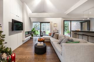 In de residentiële villawijk Hof ter Linden, tussen ’s-Gravenwezel en Schilde, ligt deze karaktervolle woning in een groene en rustige...