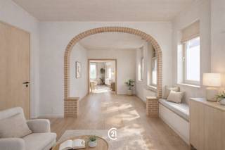 <p>Op een gegeerde locatie in Moortsele bevindt zich deze woning op een ruim perceel van 1560 m² met zuidwestelijke oriëntatie, ideaal om optimaal van zon en tuin te genieten.</p><p>De woningen beschikken momenteel over 3 slaapkamers en bieden heel wat potentieel voor wie op zoek naar een renovatieproject.</p><p>Met de ruime tuin, de goede ligging en de uitbreidingsmogelijkheden vormt dit pand een interessante opportuniteit voor renovatie of investering.</p><p>EPC: label D voor beide woningen</p><p>Belangrijk: Deze woning wordt uitsluitend samen verkocht met de aanpalende woning nr. 31.</p><p>Totale vraagprijs voor beide woningen samen: €500.000.</p><p>Ben je op zoek naar een project met potentieel op een toplocatie in Moortsele? Contacteer ons gerust voor meer informatie of een bezoek ter plaatse.</p>