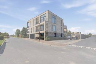 <p>Dit appartement, gebouwd in 2021 ligt in het Suikerpark. In Veurne vind je tal van gezellige horecazaken, winkels en het sfeervolle historische centrum, terwijl je tegelijk op slechts enkele minuten van de kust en het strand woont. Het Suikerpark staat bekend om zijn groene karakter, ruime aanleg en duurzame visie.</p>

<p> </p>

<p>indeling:</p>

<p>Het appartement beschikt over een inkomhal met apart toilet, een lichtrijke woonkamer met aansluitende open keuken en zicht op het terras. Naast de keuken bevindt zich een praktische berging met aansluiting voor wasmachine en droogkast.</p>

<p> </p>

<p>Verder is er een slaapkamer en een badkamer met ligbad en aparte wastafel.</p>

<p> </p>

<p>Mogelijkheid om een private staanplaats aan de voorzijde van het gebouw aan te kopen voor een prijs van 15.000 euro.</p>

<p> </p>

<p>Troeven:</p>

<ul><li>BEN-woning</li><li>Gunstig EPC en aansluiting op het duurzame warmtenet</li><li>Ideale ligging in Veurne</li></ul>

<p>Interesse? Neem contact met ons op via 058 31 58 58 of via hanne.huyghe@era.be</p>