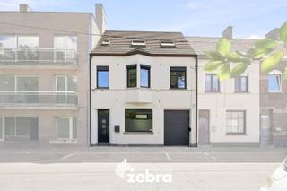 Op nog geen 10 minuten wandelen van het centrum van Roeselare vinden we ruime en instapklare gezinswoning met 5 slaapkamers, 2 badkamers en inpandige garage.<br /><br />De woning beschikt over een aangename inkomhal die toegang biedt tot de woonkamer, met zicht op de gezellige, ommuurde stadskoer. Aansluitend bevindt zich de open keuken, met daarnaast een praktische berging en apart toilet. De ruime garage is voorzien van een automatische poort en een laadpaal. Daarnaast is er ook een droge kelder aanwezig.<br /><br />Op de eerste verdieping bevinden zich 3 ruime slaapkamers en een eerste badkamer, uitgerust met een inloopdouche, dubbel lavabomeubel en toilet.<br /><br />De tweede verdieping biedt nog 2 volwaardige slaapkamers en een tweede badkamer met ligbad met douchefunctie, lavabo en toilet. Via het zolderluik is er bovendien toegang tot de zolder, die ideaal is als extra bergruimte.<br /><br />Op technisch vlak beschikt de woning over een EPC-label B, conforme elektriciteit en een asbestveilig attest. De woning wordt verwarmd via centrale verwarming op aardgas met een hoogrendementsketel en daarnaast beschikt de woning ook over zonnepanelen en automatische rolluiken.<br /><br /><strong>Ook wild geworden van deze thuis?<br />Twijfel niet langer en leg vandaag nog uw bezoek vast!</strong>