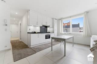 <p>Te koop: recent energiezuinig appartement in het centrum van Roeselare, gelegen in een rustige doodlopende straat.</p>

<p> </p>

<p>Dit recent appartement (bouwjaar 2016) beschikt over één slaapkamer en combineert comfort met een gunstige ligging. Dankzij het EPC-label B geniet je van een lage energiekost. De centrale locatie zorgt voor vlotte toegang tot scholen, winkels en openbaar vervoer. Bovendien is het appartement momenteel verhuurd, wat een mooi rendement biedt voor investeerders.</p>

<p> </p>

<p>Belangrijkste ruimtes:<br />• Woonkamer met veel lichtinval en aangename indeling<br />• Moderne keuken met praktische opbergmogelijkheden<br />• Slaapkamer met voldoende ruimte voor een dubbel bed<br />• Badkamer met inloopdouche en wastafel<br />• Berging voor extra opslag<br />• Inkomhal</p>

<p> </p>

<p>Troeven:<br />• Energiezuinig recent appartement met 1 slaapkamer<br />• Centrale ligging in doodlopende straat<br />• Verhuurd met aantrekkelijk rendement voor investeerders</p>

<p> </p>

<p>Neem vandaag nog contact op met je ERA-makelaar voor een bezoek.</p>

<p> </p>

<p>JOUW DROOMAPPARTEMENT. ZO GEVONDEN!</p>