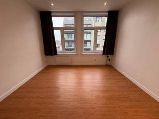 Appartement te huur op de Torhoutsesteenweg dicht bij allerlei winkels en ook het stadscentrum bereikt u met de fiets op slechts 5 minuten!Het...