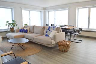 Dit ruim verzorgd en recent en volledig vernieuwde 2 slaapkamer appartement op de eerste verdieping heeft een ideale ligging vlak in het centrum...