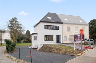 <p><span><span>Cette maison avec pompe à chaleur (label de construction epc A) et chauffage général par le sol, est construite sur un terrain idéalement orienté, sur un bras latéral de la Battelsesteenweg, à proximité de l'E19, de la Dijle et de la Vaart. Certaines caractéristiques exceptionnelles rendent cette maison particulièrement attrayante pour les indépendants et/ou les personnes ayant des hobbies et qui ont besoin d'une capacité de stockage. Le sous-sol intègre deux garages/locaux de stockage, accessibles depuis le côté jardin par une porte sectionnelle. Ils ont une profondeur de près de 10 mètres et 6 mètres respectivement. L'espace de vie (parquet) avec cuisine ouverte au premier étage est doté de grandes fenêtres qui suivent en quelque sorte le soleil tout au long de la journée. La cuisine avec îlot excelle en termes d'espace de rangement, de places assises (4 à la table fixe), de choix des matériaux (granit) et d'appareils de qualité : congélateur, réfrigérateur, four, micro-ondes et lave-vaisselle. La plaque de cuisson est équipée d'une hotte aspirante intégrée. Les escaliers du sol authentique ont été joliment peints et l'escalier en béton du sous-sol a été recouvert de pierre naturelle. La salle de bains du premier étage est suffisamment spacieuse pour accueillir une armoire double avec un grand miroir, des toilettes suspendues et une belle douche à l'italienne avec des robinets de luxe (Hansgrohe). Les deux chambres spacieuses du premier étage sont dotées de larges fenêtres avec plusieurs sections d'ouverture. L'étage sous le nouveau toit abrite une autre très grande chambre (stratifiée) avec 2 fenêtres velux.</span></span></p>