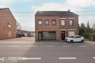 Bent u op zoek naar een veelzijdig pand waar wonen, werken én investeren perfect gecombineerd kunnen worden? Deze woning met afzonderlijk handelspand in Bret biedt dankzij de twee volledig gescheiden entiteiten bijzonder veel mogelijkheden. Baadt u zelf een zaak uit, zoekt u een praktijk- of kantoorruimte aan huis of wenst u het handelspand afzonderlijk te verhuren voor bijkomende huurinkomsten? De praktische indeling, aparte nutsvoorzieningen en gunstige ligging maken van dit pand een interessante opportuniteit.<br /><br /><strong>Indeling</strong><br />De woonst beschikt over een volledig aparte toegang. Op het gelijkvloers treffen we de inkomhal, een gastentoilet, een praktische berging en de leefruimte met open keuken. Aansluitend bevindt zich de veranda, die voor extra leefruimte en natuurlijk licht zorgt.<br /><br />Op de eerste verdieping bevinden zich drie slaapkamers en een bijkomende berging. Daarnaast beschikt de woning over een zolderruimte die verder kan worden ingericht naar eigen wensen, bijvoorbeeld als extra slaapkamer, bureau of hobbyruimte.<br /><br />Het handelspand bevindt zich volledig op het gelijkvloers en heeft een oppervlakte van ca. 50 m². Dankzij de aparte toegangen langs zowel de straatzijde als de zijkant kan deze ruimte volledig onafhankelijk van de woning gebruikt worden. De polyvalente indeling leent zich tot uiteenlopende invullingen, zoals een kantoor, praktijkruimte, handelszaak of andere professionele activiteit.<br /><br />Een belangrijke troef is dat het handelspand en de woning over afzonderlijke meters voor gas, water en elektriciteit beschikken. Hierdoor kan het handelspand ook afzonderlijk verhuurd worden, waardoor u als eigenaar bijkomende huurinkomsten kunt genereren terwijl u zelf in de woning woont. Uiteraard is het geheel eveneens interessant voor investeerders die beide delen afzonderlijk wensen te exploiteren.<br /><br /><strong>Technische informatie</strong><br />De woonst beschikt over een bewoonbare oppervlakte van ca. 106 m² en behaalt een gunstig EPC-label C, waardoor er geen renovatieverplichting geldt. De ramen zijn voorzien van pvc-profielen met driedubbele beglazing en de verwarming gebeurt op aardgas.<br /><br />Het handelspand heeft een oppervlakte van ca. 50 m², beschikt over een EPC-label D en wordt eveneens verwarmd op aardgas. Beide entiteiten beschikken over afzonderlijke nutsvoorzieningen voor gas, water en elektriciteit. Deze technische scheiding zorgt voor maximale flexibiliteit bij eigen gebruik, combinatiegebruik of afzonderlijke verhuur.<br /><br /><strong>Buurtinformatie</strong><br />Het pand geniet van een strategische ligging in Bret, op wandel- en fietsafstand van het centrum van Genk en de scholencampus. In de directe omgeving bevinden zich tal van winkels, scholen, openbaar vervoer en andere dagelijkse voorzieningen. Ook de Vennestraat en C-Mine bevinden zich op korte afstand, met een ruim aanbod aan horeca, handelszaken, cultuur en ontspanning.<br /><br />Dankzij de vlotte aansluiting op de belangrijkste verbindingswegen zijn ook de E314, het centrum van Genk en omliggende gemeenten snel bereikbaar. De combinatie van een residentiële omgeving, centrale ligging en goede bereikbaarheid maakt deze locatie aantrekkelijk voor zowel bewoning als commerciële activiteiten.<br /><br />Bent u op zoek naar een veelzijdig pand waar u wonen, werken en investeren onder één dak kunt combineren? Contacteer ons via 089 69 30 01 of info@consimmo.be voor meer informatie of een bezoek ter plaatse. Bekijk ook de virtuele tour op onze website www.consimmo.be