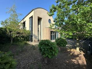 <strong>Voor een afspraak bel Tom: 0468/09 81 97 </strong><br /><br />Bent u opzoek naar een moderne woning met veel ruimte, licht en privacy? <br />Deze prachtige woning combineert comfort, kwaliteit en een uitzonderlijk ruimtelijk gevoel op een perceel van maar liefst 10a 12ca.<br /><br />De woning is rustig gelegen in een groene, bosrijke omgeving, vlak bij een natuurgebied, ideaal voor wandel- en natuurliefhebbers. Tegelijk geniet u van een vlotte bereikbaarheid naar belangrijke verbindingswegen en voorzieningen.<br /><br />Bij het binnenkomen van de woning valt onmiddellijk het open karakter op. De royale leefruimte van 68,50 m² baadt in het licht en straalt warmte uit dankzij de prachtige eiken parketvloer. Deze open indeling zorgt voor een aangenaam en ruim gevoel.<br />Aansluitend is er de moderne keuken van 21m² die naadloos aansluit op de leefruimte, ideaal voor wie houdt van gezellig samen koken en tafelen.<br />Verder beschikt de woning over 2 kinderslaapkamers, 1 master bedroom met aansluitend een dressing en een comfortabele badkamer.<br /><br />De volledige ingerichte kelder is een absolute meerwaarde: verwarmd en afgewerkt met een duurzame steentapijtvloer. Perfect als hobbyruimte, bureau of extra opslagruimte.<br />De tuin biedt rust en privacy. Met maar liefst drie grote terrassen geniet u op elk moment van de dag van zon of schaduw. Er is eveneens een carport met bergruimte aanwezig van 30m².<br /><br /><u>INDELING:</u><br />Gelijkvloers: inkomhal, apart toilet, zeer ruime leefruimte van 68,50 m² met aansluitend de moderne keuken van 21 m².<br />1ste verdiep: ruime badkamer met ligbad en inloopdouche, apart toilet, 2 kinderslaapkamers, master bedroom met dressing.<br />Kelder: wasplaats, serverlokaal, bureauruimte, hobbykamer en berging<br />Tuin: 3 grote terrassen en ene praktische tuinberging.<br /><br /><u>TROEVEN:</u>
<ul>
<li>bruikbare vloeroppervlakte : 351m²</li>
<li>perceel: 1.012 m²</li>
<li>ruimtelijk gevoel, veel lichtinval</li>
<li>EPC label B</li>
<li>open leefruimte en open keuken</li>
<li>ingerichte droge kelder</li>
<li>3 grote terrassen</li>
<li>rustige ligging</li>
</ul>
<strong>Voor meer info of een afspraak bel Tom: 0468/09 81 97 of mail naar info@immobennysimons.be</strong><br />