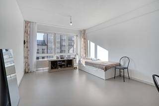 Dit smaakvol appartement op de 4de verdieping werd volledig gerenenoveerd in 2025 en combineert modern wooncomfort met een aangename en functionele leefindeling.<br /><br />Via de inkomhal betreden we het appartement, waar zich het gastentoilet en ingebouwde kasten bevinden. Aansluitend komen we in de volledig geïnstalleerde en comfortabele keuken, die dankzij het open zicht in directe verbinding staat met de leefruimte. Zo blijft het contact behouden en geniet u van een ruimtelijk gevoel.<br />De keuken is uitgerust met alle nodige toestellen: koelkast, kookplaat, vaatwasmachine, dampkap en voldoende opbergkasten.<br /><br />De leefruimte baadt in het natuurlijke zonlicht dankzij de grote, vernieuwde ramen, wat zorgt voor een aangename en lichtrijke sfeer.<br />Aansluitend bevindt zich de ruime slaapkamer, met plaats voor een groot tweepersoonsbed en extra kastruimte.<br /><br />De en-suite badkamer is volledig ingericht en beschikt over een douchecabine, wastafel met badkamermeubel en de aansluitingen voor wasmachine en droogkast. Alle muren werden betegeld met mozaïek tegels.<br /><br />Het volledige appartement is afgewerkt met een vernieuwde epoxyvloer (2025), die niet alleen een strakke en moderne uitstraling heeft, maar ook krasbestendig en waterbestendig is.<br /><br />Daarnaast is het appartement uitermate centraal gelegen, op wandelafstand van Antwerpen-Centraal, het Stadspark, en in de onmiddellijke nabijheid van winkels, scholen en openbaar vervoer. Een ideale woonst voor wie op zoek is naar comfort, licht en een instapklaar appartement op toplocatie. Het appartement wordt momenteel verhuurd.<br /><br />Troeven:<br />-Centrale ligging nabij het Stadspark en het Centraal Station<br />-EPC met label B<br />-De elektrische installatie is conform volgens het A.R.E.I.<br />-Alle ramen hebben dubbele beglazing en PVC raamprofielen<br />-Volledig gerenoveerd in 2025<br />-Asbestveilig<br /><br />Overweegt u om uw woning te verkopen? Wij bieden u een gratis en vrijblijvende schatting van uw woning aan. Contacteer ons vandaag nog voor een afspraak!