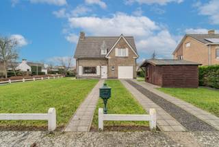 Nabij het centrum van Veurne bevindt zich deze karaktervolle villa. Mits enkele beperkte verbouwingswerken biedt deze stevige woning een...