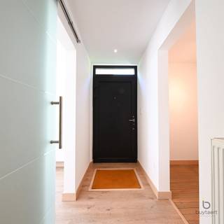 Charmante gelijkvloerse woning met zonnige tuin.Deze instapklare gelijkvloerse woning van 105 m² combineert comfort, rust en een praktische indeling...