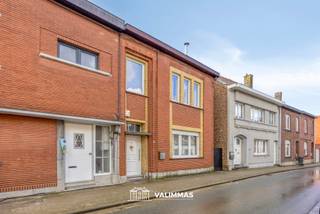 VALIMMAS verkoopt deze ruime, zeer degelijke en welgelegen woning met mooi terras en tuin... Het gelijkvloers omvat een inkomhal, een living...