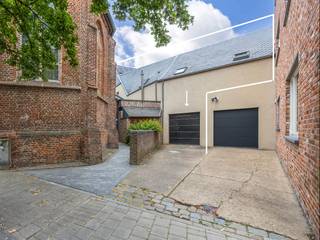 Rustig wonen in het hart van Turnhout, met alle voorzieningen op wandelafstand? Dit lichtrijke en instapklare eigendom vormt een unieke combinatie tussen een bel-etage en een duplexappartement. De royale woonoppervlakte (163m2), de verschillende niveaus en de vele praktische ruimtes zorgen voor bijzonder veel mogelijkheden en een uiterst aangenaam woongevoel.
De woning werd grondig gerenoveerd. In 2018 werden onder meer de keuken, de badkamer en het afzonderlijke toilet volledig vernieuwd. De condenserende gasketel dateert van 2017 en in 2019 werd een lucht-luchtwarmtepomp met verwarmings- en aircofunctie geplaatst. Het geheel werd zorgvuldig onderhouden en is werkelijk instapklaar.
Op de eerste verdieping bevindt zich de ruime en lichtrijke leefruimte met grote raampartijen en een stijlvolle parketvloer. De living biedt alle ruimte voor een volwaardige zit- en eethoek en sluit mooi aan op de open, volledig ingerichte keuken. Deze beschikt over veel kastruimte, een royaal werkblad en een praktische inrichting.
De ruime slaapkamer is eveneens afgewerkt met parket en beschikt over een prachtige dressing en rechtstreekse toegang tot het terras. De handige mezzanine biedt bijkomende mogelijkheden als logeerplek, leeshoek of extra bergruimte.
De tijdloze badkamer is ingericht met een dubbele wastafel, een ligbad en een afzonderlijke douche. Daarnaast is er een apart toilet met eigen wastafel.
Via de trap vanuit de woonkamer bereikt u de tweede verdieping, waar zich een royale polyvalente kamer bevindt (extra slaapkamer, bureau, of hobbyruimte).
Op het gelijkvloers beschikt het eigendom over een garage met automatische poort (verplicht samen met het appartement te worden aangekocht).
Daarnaast is er een uitzonderlijk ruim en polyvalent magazijn met een hoge industriële toegangspoort. Deze ruimte is ideaal voor opslag van materiaal/voertuigen of uitgebreid hobbygebruik en vormt een bijzonder zeldzame meerwaarde op deze centrale locatie.
Verder beschikt de woning over zonnepanelen, een condenserende gasketel en een lucht-luchtwarmtepomp, wat leidt tot een gunstige EPC B-score.
Een uniek eigendom voor wie centraal en stijlvol wil wonen, met het comfort en de beleving van een woning, gecombineerd met de praktische voordelen van een duplexappartement.
Vraagprijs appartement: € 275.000
Garage met automatische poort, verplicht bij aan te kopen: € 30.000
Ruim magazijn met industriële poort: € 55.000