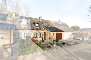 Op een boogscheut van Kortrijk centrum ligt deze verzorgde en knusse woning met tuintje op een rustige ligging in Marke. Deze instapklare...