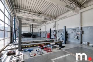 Ontdek deze recent gebouwde (2013) en uitstekend onderhouden garagewerkplaats met carwash en magazijn, ideaal gelegen op een zichtlocatie met...