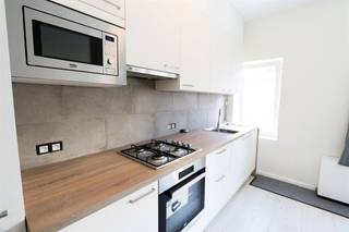 Bent u op zoek naar een verzorgd appartement op wandelafstand van de haven én het strand?<br />Dit instapklare appartement biedt een centrale ligging in combinatie met een moderne afwerking.<br /><br />Indeling:<br />Lichtrijke leefruimte met open, volledig ingerichte keuken (oven, kookplaat, dampkap, microgolf, ruime opbergkasten)<br /><br />Slaapkamer met ruimte voor een dubbel bed en kleerkast<br />Vernieuwde badkamer met douche, wastafelmeubel, toilet en aansluiting voor wasmachine<br /><br />Troeven:<br />-Slechts 2 minuten wandelen van de haven en de zeedijk<br />- Instapklaar – recent vernieuwde keuken en badkamer<br />- Ideaal als vaste woonst, tweede verblijf of investering<br />-Centrale maar rustige ligging in het hart van Blankenberge<br /><br />Dit appartement vormt de perfecte uitvalsbasis om te genieten van alles wat de kust te bieden heeft: zee, strand, winkels, horeca en openbaar vervoer bevinden zich allemaal op korte wandelafstand.<br /><br />Grijp nu uw kans en ontdek dit instapklare appartement – ideaal voor wie droomt van een tweede verblijf aan zee of op zoek is naar een rendabele investering!<br /><br />Startprijs: €115.000 - doe een bod!