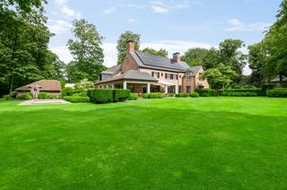 <p><span>Ruime en luxe afgewerkte villa op residentiële, discrete locatie nabij het centrum van Kapellen.<br />Deze ruime, statige villa werd gebouwd in 1996 en werd in 2014 nog eens gerenoveerd en gemoderniseerd.</span></p><p><span>Indeling</span><span><br />U betreedt de villa middels de centrale inkomhal met gastentoilet, lift en trap naar de verdieping. Toegang tot de leefruimte welke bestaat uit een zitkamer, een familyroom en ruime eetkamer welke in verbinding staat met de leefkeuken.  Deze maatwerk keuken is voorzien van diverse inbouwtoestellen en grenst ook aan de tuin en terrassen. Achter de keuken is er een tuinkamer of ontbijtkamer alsook dienstgang en inkomhal.</span></p><p><span>Garages</span><span><br />De inpandige garage biedt ruimte voor twee wagens, tevens parkeermogelijkheden buiten en een bijkomende garage in vrijstaand bijgebouw. </span></p><p><span>1e Verdieping</span><span><br />De ruime nachthal met nachttoilet is bereikbaar via trap en lift en geeft toegang tot de mastersuite welke bestaat uit een dressingkamer, ruime slaapkamer en luxe badkamer. Tweede slaapkamer met gedeelde badkamer, welke ook dienst doet voor de ruime derde slaapkamer met privatief balkon.  Doorgang naar een kantoorruimte of gastenverblijf boven de garage welke eveneens beschikt over een aparte trapopgang. Deze woonruimte omvat een woongedeelte met kitchenette, een bureel of slaapkamer en een badkamer.</span></p><p><span>2e Verdieping</span><span><br />Via een vaste trap bereikt u een afgewerkte tweede verdieping met een polyvalente ruimte met veel ingemaakte kasten welke dienst kan doen als hobbyruimte of berging, alsook een kamer welke nu is ingericht als cinema doch ook kan dienen als een bijkomende slaapkamer. </span></p><p><span>Kelder</span><span><br />De woning is grotendeels onderkelderd en beschikt over een wijnkelder, technische ruimte en berging. </span></p><p><span>Tuin en buitenruimtes</span><span><br />De prachtig aangelegde tuin biedt u meerdere terrassen, waaronder een overdekt terras alsook een compact zwembad, buitendouche, bijgebouw of poolhouse enzovoorts. Het stijlvolle bijgebouw kan dienst doen als ontspanningsruimte of als bijkomende garage. De tuin is volledig omheind en voorzien van volwassen beplanting. </span></p><p><span>Bijzonderheden</span><span><br />Het eigendom is gelegen op een dubbel kavel, met een totale straatbreedte van 54 meter en oppervlakte van ca. 4.023m². De bewoonbare oppervlakte bedraagt ruim 627m². Zowel esthetisch als technisch afgewerkt op hoog niveau met gebruik van duurzame materialen. De villa is voorzien van moderne technieken, domotica met toepassingen voor energiebesparing, zonnepanelen (36 stuks!), warmtepomp, CV installatie op aardgas, een lift van gelijkvloers tot tweede verdieping, wijnkelder, ruime leefkeuken, etc . Vele mogelijkheden dankzij een praktische en hedendaagse indeling alsook een appartement of conciërge gedeelte boven de garage. </span></p><p><span>Meer inlichtingen via ons kantoor. </span></p>