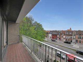 Zeer ruim en lichtrijk appartement gelegen in de Baron Ruzettelaan op wandelafstand van winkels, scholen en openbaar vervoer. Aansluitend is er een vlotte verbinding naar het station en de korte afstand naar de Brugse binnenstad is alvast een troef. Het appartement bevindt zich op de 3e verdieping en biedt zowel vooraan als achteraan een fantastisch terras.<br />De indeling is als volgt : via de inkomhal komt u binnen in een lichtrijke hal met vestiaire. Aansluitend zijn er 3 slaapkamers voorzien met zicht op het water en de torens van Brugge. De badkamer is uitgerust met een inloopdouche en lavabo. Een afzonderlijk wc is alvast een extra troef. Op het einde van de hal komt u binnen in de keuken met onmiddellijke verbinding naar de living. Zowel in de living als in de keuken is er een mooi terras voorzien. De keuken is voorzien van alle keukentoestellen.<br />Als extra is er een private kelder inbegrepen in de verkoopprijs. Een gemeenschappelijke fietsenberging is tevens voorzien voor de medebewoners.<br />Bij dit appartement dient de garagebox aangekocht te worden tegen de prijs van 25.000 €.<br /><br /><br />Troeven :<br />* epc B<br />* 2 fantastische terrassen<br />* Ruim doorloop appartement<br />* Korte afstand tot de binnenstad<br />* Nabijheid van winkels<br />* Blanco gekeurde elektriciteit<br /><br />Voor info bel : 050/333976 of na 18H 0476/270379
