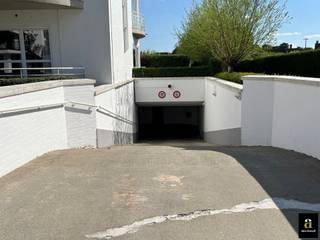 Box spacieux et facilement accessible dans la résidence Bartavelle, située dans la Kustlaan de De Wielingen [Het Zoute].<br />Le box de garage est situé à -2.<br />Dimensions :<br />H 203 cm<br />L 290 cm<br />D 560 cm