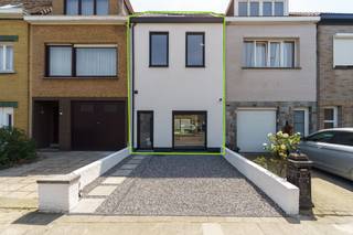 <p>Deze woning is recent (2026) volledig en tot in de puntjes gerenoveerd, waarbij comfort en een hoogwaardige afwerking centraal stonden. Dankzij de zonnepanelen en de uitstekende isolatie is het huis volledig klaar voor de toekomst en voldoet het aan de modernste energiedoelstellingen.</p><p>U komt binnen via een praktische inkomhal met gastentoilet, die uitgeeft op de moderne leefkeuken. Deze is uitgerust met voldoende kastruimte en alle kwalitatieve toestellen om van koken een echt plezier te maken. Dankzij de grote raampartijen geniet de gehele woning van een overvloed aan natuurlijk licht. De zone onder de trap biedt bovendien de perfecte mogelijkheid voor het inrichten van een thuiskantoor of een handige maatkast. Aan de achterzijde bevindt zich een gezellige, lichte ruimte die ideaal is als eetkamer en zithoek.</p><p>Op de eerste verdieping bevindt zich de royale masterbedroom, waar extra plaats is voorzien voor ingebouwde kasten. Verderop treft u een volwaardige tweede slaapkamer aan, met daarnaast een apart toilet en de badkamer. Deze is voorzien van een ruime inloopdouche, een dubbele wastafel en de nodige aansluitingen voor uw wastoestellen.</p><p>De tweede verdieping biedt vervolgens een grote, polyvalente ruimte die naar eigen wens kan worden ingericht als derde slaapkamer, speelkamer of hobbyruimte; dankzij de royale oppervlakte kunt u hier alle kanten op. Genieten van de buitenlucht doet u in de onderhoudsvriendelijke tuin met aangelegd terras, waar u in alle rust en privacy tot rust komt zonder zorgen over het onderhoud.</p><p>Kortom: een hoogwaardig afgewerkte, instapklare woning die onmiddellijk beschikbaar is! Maak snel uw afspraak voor een bezoek.</p>