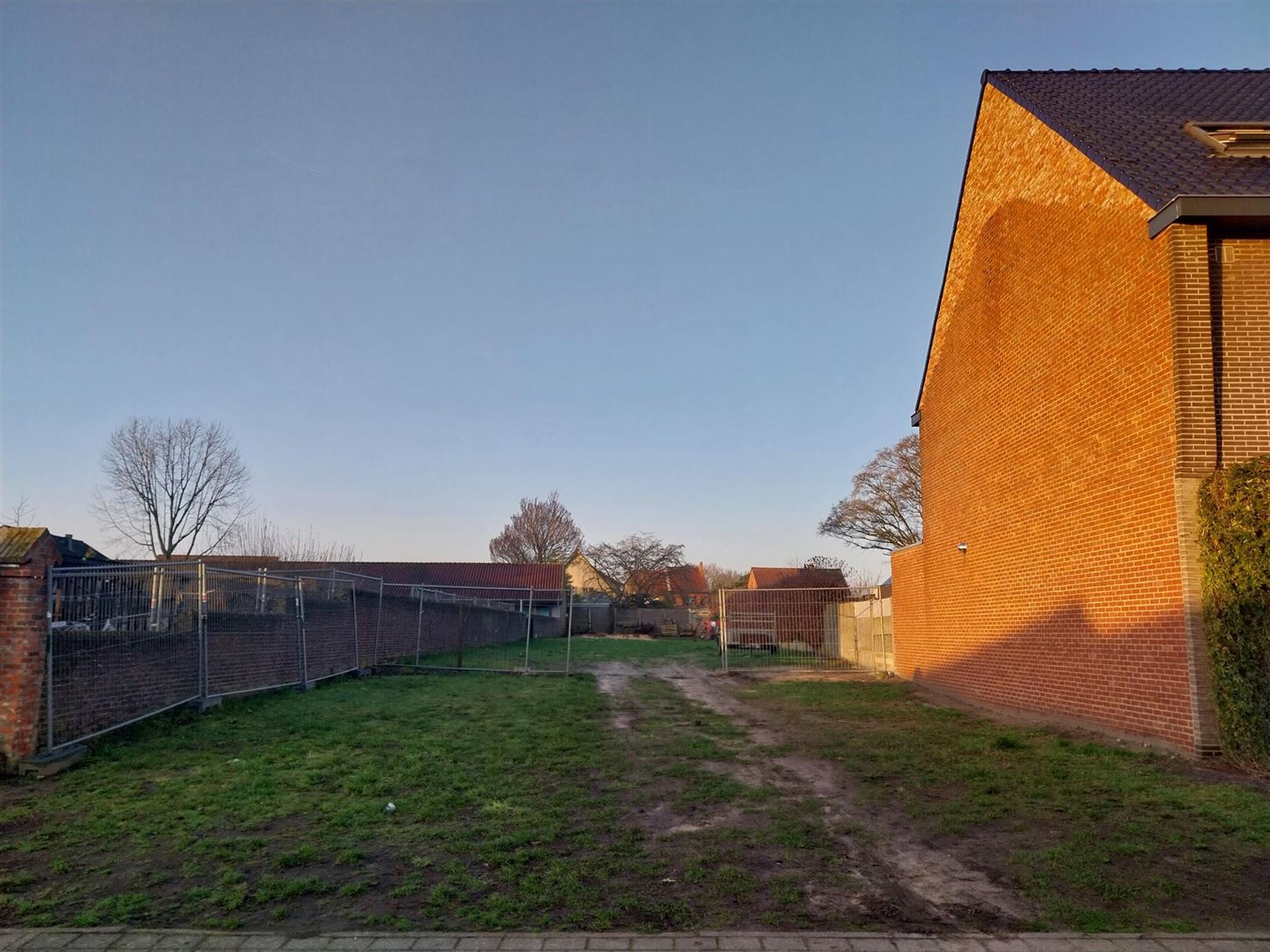 Mooie bouwgrond van 11.53m breed en 7 are 92 ca groot. Zeer goed gelegen in centrum Millegem.