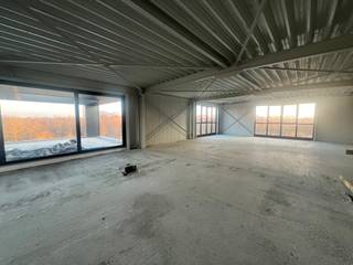 <strong>Nieuwbouwproject te Genk - BEDRIJVENPARK KOMPELLAAN</strong><br /><br />Bedrijvenpark Kompellaan: 21 moderne KMO-units langsheen de Kompellaan in Genk. Dit complex biedt kleine en middelgrote ondernemingen de perfecte plek om te starten, groeien en te innoveren. De unit 9 heeft een totaaloppervlakte van 194m² en beschikt over parkeerplaatsen. De unit wordt casco opgeleverd. Oplevering voorzien uiterlijk 31/12/2025.<br /><br /><strong>KMO-Unit 9</strong><br />- oppervlakte: 149m² gelijkvloers &amp; 45m² mezzanine<br />- staalstructuur met geïsoleerde wanden en dak<br />- sectionaalpoort 4mbr x 4,2mh<br />- privatieve parkeerplaatsen<br /><br />Voor meer info 011/39 90 50 of info@jansenrealestate.be