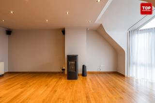 Welkom in dit instapklaar 2 slaapkamer appartement dat deel uitmaakt van een kleinschalig gebouw (3 entiteiten) zonder syndic kost.Het appartement...