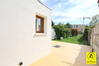 Gerenoveerde halfopen bebouwing in BoechoutDeze prachtig gerenoveerde woning, op een steenworp van het dorpscentrum van Boechout, is gelegen in de...