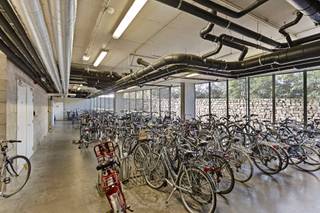 Welkom in deze verzorgde en comfortabele studentenkamer.<br /><br />De kamer is louter voor individueel gebruik en is bemeubeld met een bed, bureau, stoel, boekenrek, kleerkast en lamellen. Daarnaast beschikt de kamer over eigen sanitair met douche en toilet, evenals koud en warm water en een internetaansluiting via netwerkkabel.<br /><br />In het gehuurde goed zijn de volgende (nuts)voorzieningen/diensten aanwezig, dewelke gedeeld moeten worden met de andere bewoners: ingerichte keuken, gezellige living, fietsenbergplaats, tv-aansluiting, centrale verwarming en schoonmaak van de gemeenschappelijke delen.<br />Huurprijs 675 € + 75 € provisie nutsvoorzieningen<br /><br />Enkel voor studenten.<br />Contacteer ons gerust voor meer informatie of een bezoek ter plaatse.