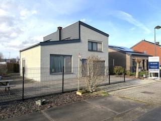 Vlakbij het centrum van Wommelgem, in een autoluwe – doodlopende straat, vindt u deze vrijstaande woning met 4 slaapkamers en mooie tuin. Het...