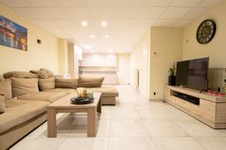 Uitstekend gelegen gelijkvloers appartement in het centrum van Nieuwkerken-Waas.Het betreft een gelijkvloers appartement met drie slaapkamers,...